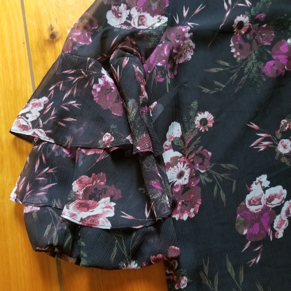 RW&CO Floral Blouse - Picture 5 of 12